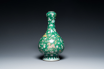 Vase de forme 'suantouping' en biscuit &eacute;maill&eacute; vert &agrave; d&eacute;cor de chevaux au galop, Chine, 19&egrave;me