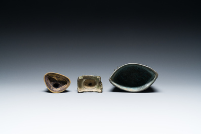 Een Chinese bronzen bel en twee sculpturen, Ming en later