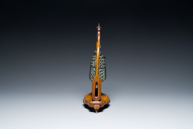 Een Chinese bronzen bel en twee sculpturen, Ming en later