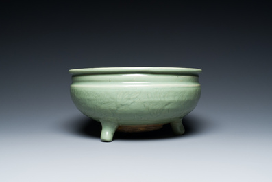Br&ucirc;le-parfum tripode en porcelaine de Chine c&eacute;ladon de Longquan &agrave; d&eacute;cor incis&eacute;, Ming