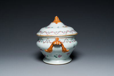 Terrine couverte sur son support en porcelaine de Chine famille rose, Qianlong