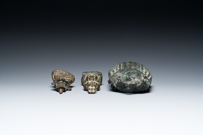 Een Chinese bronzen bel en twee sculpturen, Ming en later
