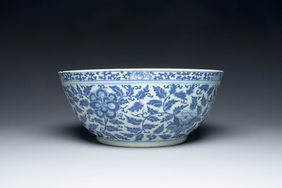 Een grote Chinese blauw-witte kom met lotusslingers en drie diverse famille rose borden, 19/20e eeuw