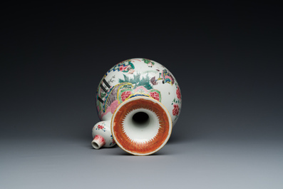 Een Chinese famille rose 'Xi Xiang Ji' kendi, Yongzheng