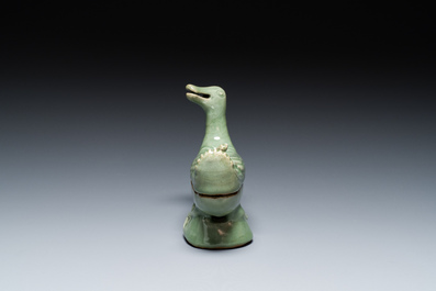 Br&ucirc;le-parfum en forme de canard en porcelaine de Chine c&eacute;ladon de Longquan, Ming