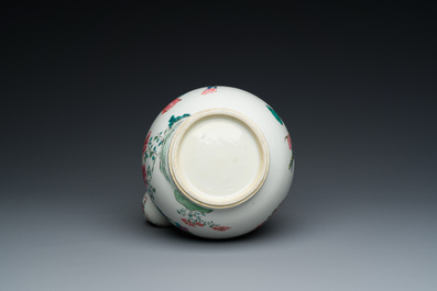 Een Chinese famille rose 'Xi Xiang Ji' kendi, Yongzheng