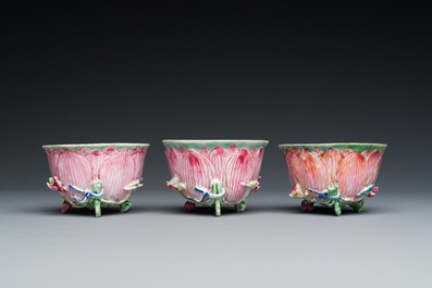 Trois tasses et soucoupes en porcelaine de Chine famille rose en forme de lotus, Yongzheng