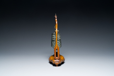Een Chinese bronzen bel en twee sculpturen, Ming en later