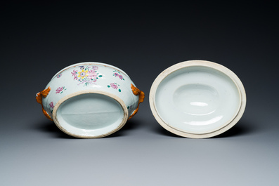 Terrine couverte sur son support en porcelaine de Chine famille rose, Qianlong