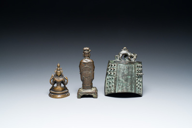 Een Chinese bronzen bel en twee sculpturen, Ming en later