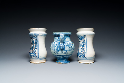 Une paire d'albarelli et une chevrette en majolique italienne en bleu, blanc et mangan&egrave;se, Savone, 17&egrave;me