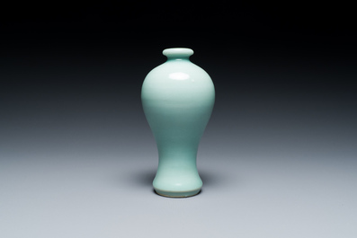 Een Chinese monochrome celadon-geglazuurde 'meiping' vaas, 19/20e eeuw