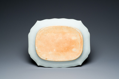 Een Chinese famille rose dekselterrine op onderschotel, Qianlong
