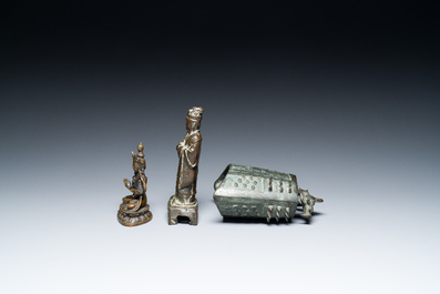 Een Chinese bronzen bel en twee sculpturen, Ming en later