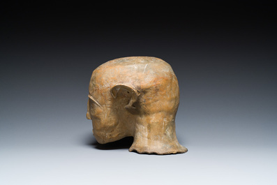 Fragment de couvercle en forme de t&ecirc;te en terre cuite, Asie du Sud-Est, probablement 19&egrave;me