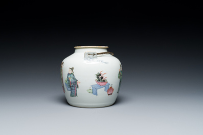 Een Chinese famille rose theepot met 'Guo Ziti' decor, 19e eeuw