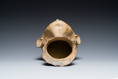 Fragment de couvercle en forme de t&ecirc;te en terre cuite, Asie du Sud-Est, probablement 19&egrave;me