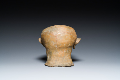 Fragment de couvercle en forme de t&ecirc;te en terre cuite, Asie du Sud-Est, probablement 19&egrave;me