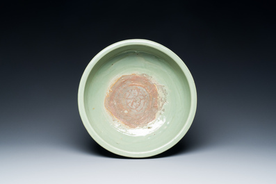 Br&ucirc;le-parfum tripode en porcelaine de Chine c&eacute;ladon de Longquan &agrave; d&eacute;cor incis&eacute;, Ming
