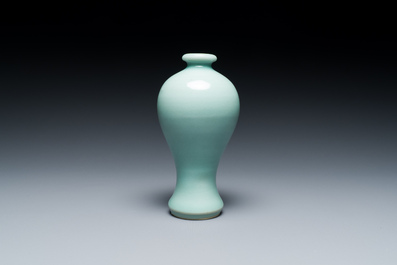Een Chinese monochrome celadon-geglazuurde 'meiping' vaas, 19/20e eeuw
