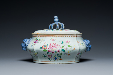 Een Chinese famille rose dekselterrine op onderschotel, Qianlong