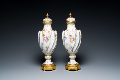 Paire de vases en porcelaine polychrome de Meissen aux montures en bronze dor&eacute;, Allemagne, 19&egrave;me
