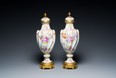 Paire de vases en porcelaine polychrome de Meissen aux montures en bronze dor&eacute;, Allemagne, 19&egrave;me