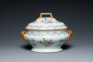 Terrine couverte sur son support en porcelaine de Chine famille rose, Qianlong