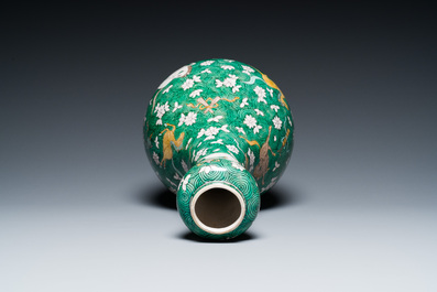 Vase de forme 'suantouping' en biscuit &eacute;maill&eacute; vert &agrave; d&eacute;cor de chevaux au galop, Chine, 19&egrave;me