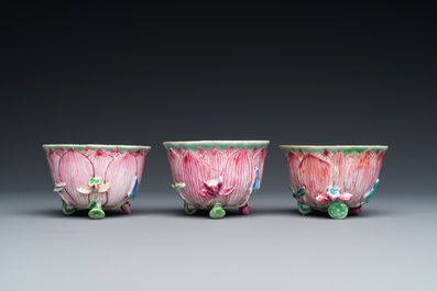 Trois tasses et soucoupes en porcelaine de Chine famille rose en forme de lotus, Yongzheng
