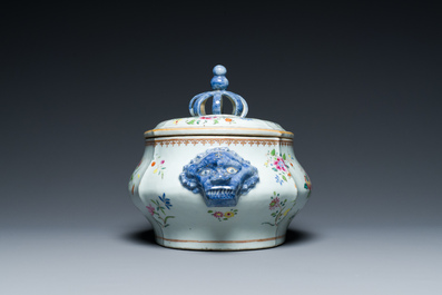 Een Chinese famille rose dekselterrine op onderschotel, Qianlong