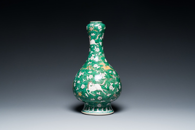 Vase de forme 'suantouping' en biscuit &eacute;maill&eacute; vert &agrave; d&eacute;cor de chevaux au galop, Chine, 19&egrave;me