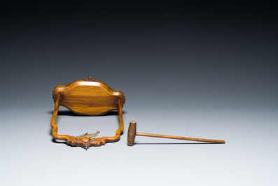 Een Chinese bronzen bel en twee sculpturen, Ming en later