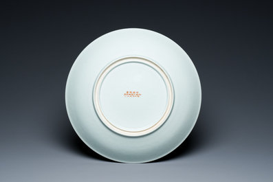 Een Chinese famille rose schotel met twee vlinders, Jingdezhen 景德鎮 merk, gedateerd 1955