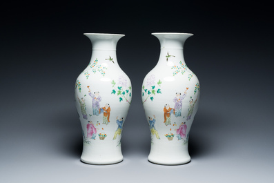 Paire de vases en porcelaine de Chine famille rose &agrave; d&eacute;cor de gar&ccedil;ons jouant, marque de Qianlong, R&eacute;publique