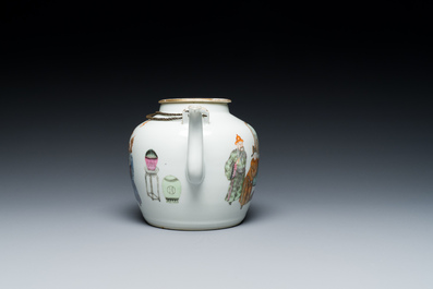 Een Chinese famille rose theepot met 'Guo Ziti' decor, 19e eeuw