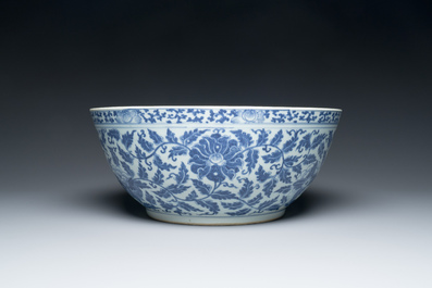 Een grote Chinese blauw-witte kom met lotusslingers en drie diverse famille rose borden, 19/20e eeuw