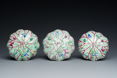 Trois tasses et soucoupes en porcelaine de Chine famille rose en forme de lotus, Yongzheng