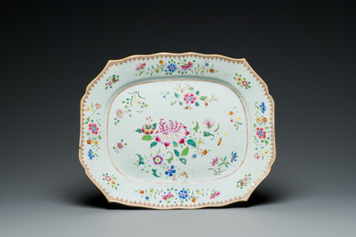 Een Chinese famille rose dekselterrine op onderschotel, Qianlong