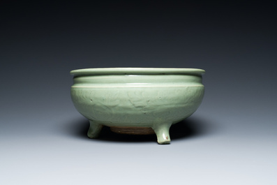 Br&ucirc;le-parfum tripode en porcelaine de Chine c&eacute;ladon de Longquan &agrave; d&eacute;cor incis&eacute;, Ming