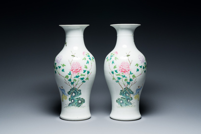 Paire de vases en porcelaine de Chine famille rose &agrave; d&eacute;cor de gar&ccedil;ons jouant, marque de Qianlong, R&eacute;publique