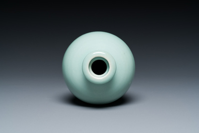 Een Chinese monochrome celadon-geglazuurde 'meiping' vaas, 19/20e eeuw