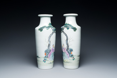 Een paar Chinese famille rose rouleau vazen, Qianlong merk, Republiek