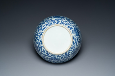 Een grote Chinese blauw-witte kom met lotusslingers en drie diverse famille rose borden, 19/20e eeuw