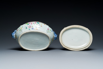 Een Chinese famille rose dekselterrine op onderschotel, Qianlong