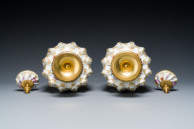 Paire de vases en porcelaine polychrome de Meissen aux montures en bronze dor&eacute;, Allemagne, 19&egrave;me