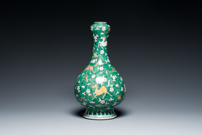 Vase de forme 'suantouping' en biscuit &eacute;maill&eacute; vert &agrave; d&eacute;cor de chevaux au galop, Chine, 19&egrave;me