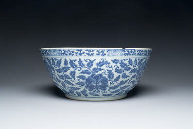 Een grote Chinese blauw-witte kom met lotusslingers en drie diverse famille rose borden, 19/20e eeuw