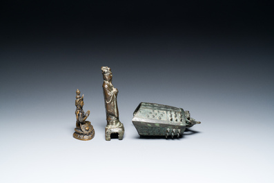Een Chinese bronzen bel en twee sculpturen, Ming en later