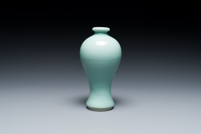 Een Chinese monochrome celadon-geglazuurde 'meiping' vaas, 19/20e eeuw